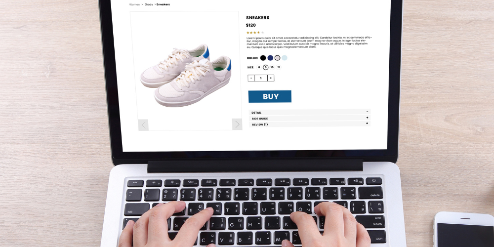 Schuhe am Laptop kaufen
