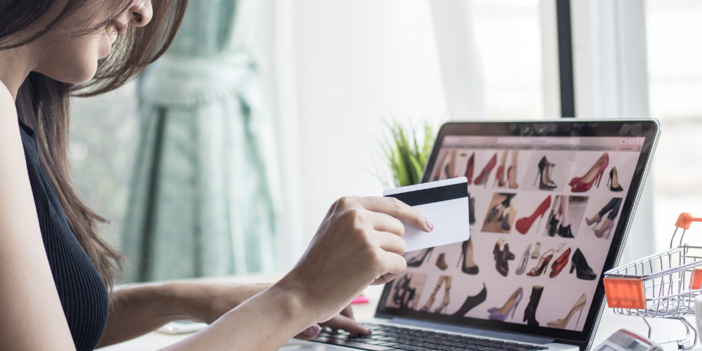 Frau kauft online mit Kreditkarte ein