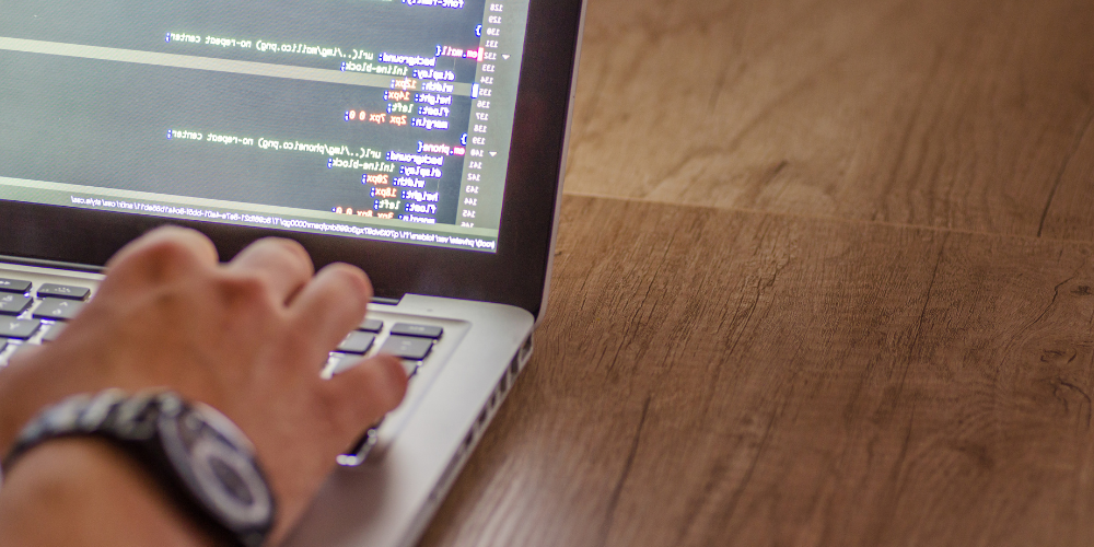 Programmieren auf einem Laptop mit Code