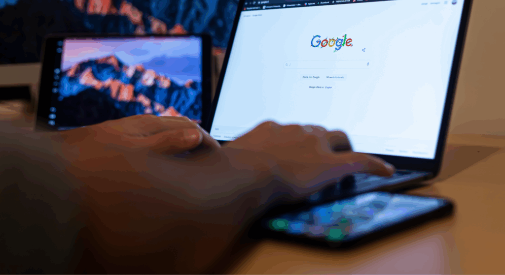 Personen suchen mit Geräten auf Google