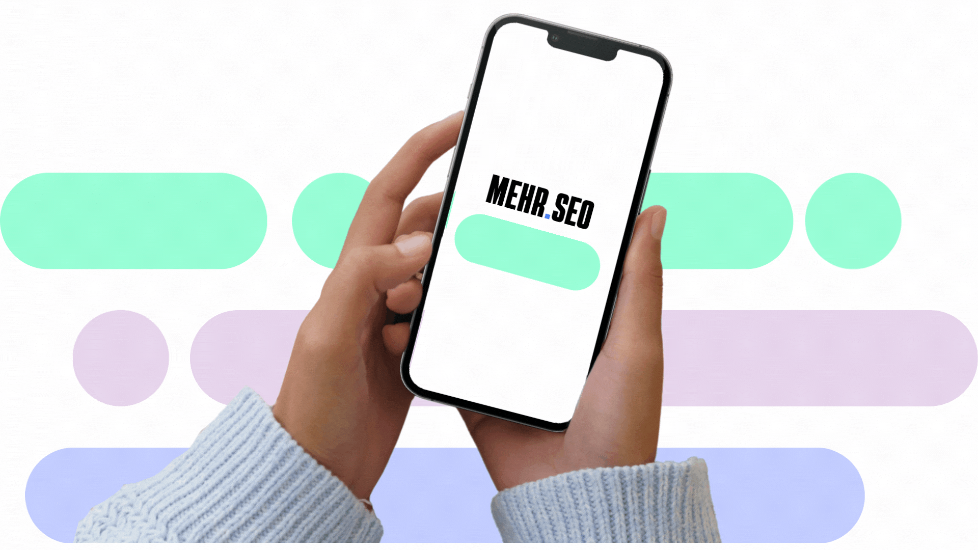 Hände mir Smartphone in der Hand und einer Animation und dem MEHR.SEO Logo