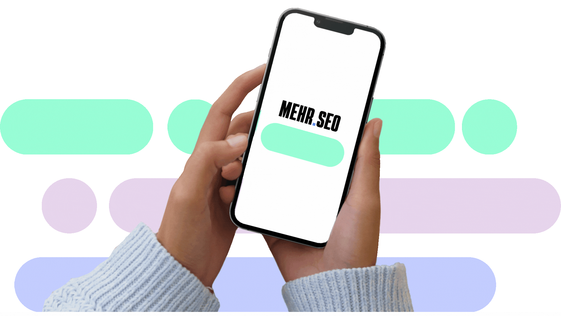 Hände mir Smartphone in der Hand und einer Animation und dem MEHR.SEO Logo