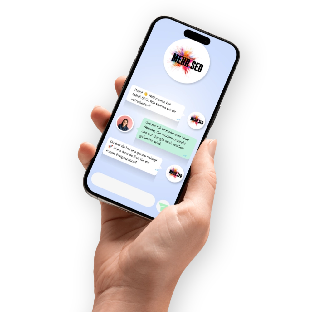 Smartphone in einer Hand mit einem illustrierten Chatverlauf zur Kontaktaufnahme und Anfrage einer neuen Website bei MEHR.SEO.
